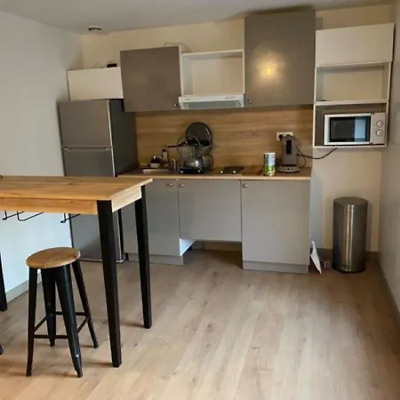 Studio In Family Building 아파트 베지에