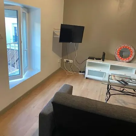 Studio In Family Building 아파트 베지에