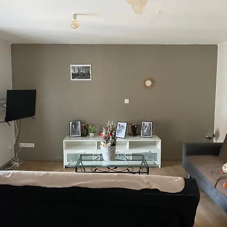 아파트 Studio In Family Building